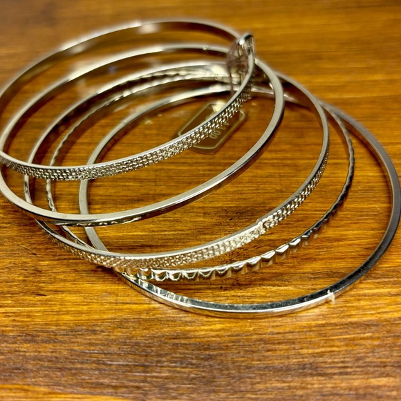Vintage Coro Silver Toned Bangle Set NWT - Picture 6 of 10